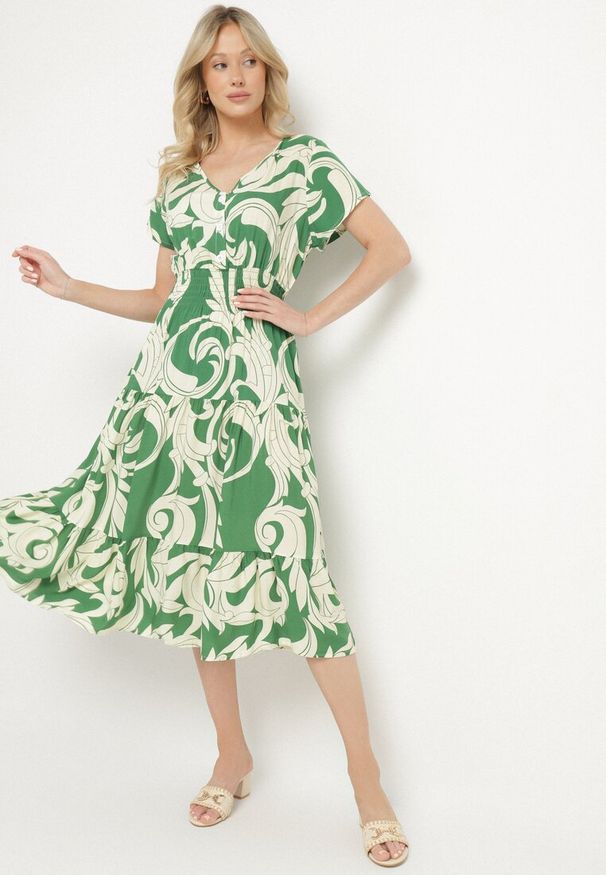 Born2be - Zielona Sukienka z Bawełny Ozdobiona Guzikami i Geometrycznym Wzorem Talissea. Okazja: na co dzień. Typ kołnierza: dekolt w kształcie V. Kolor: zielony. Materiał: bawełna. Wzór: geometria, aplikacja. Sezon: lato. Styl: casual
