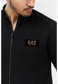 EA7 Emporio Armani - EA7 Czarna bluza męska o ciekawej fakturze. Typ kołnierza: kołnierzyk stójkowy. Kolor: czarny. Materiał: guma. Wzór: aplikacja #3