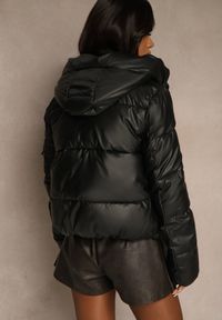 Renee - Czarna Kurtka Puffer z Pikowanymi Przeszyciami i Kapturem Renaria. Okazja: na co dzień. Typ kołnierza: kaptur. Kolor: czarny. Materiał: jeans, poliester. Sezon: zima. Styl: casual