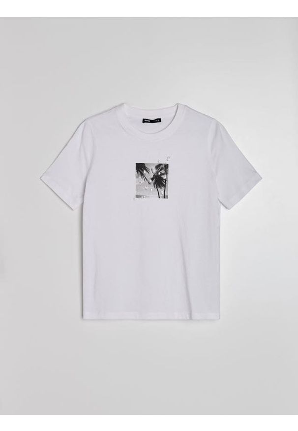 Sinsay - Bawełniana koszulka z nadrukiem wakacyjnym - biały. Kolor: biały. Materiał: bawełna. Wzór: nadruk. Styl: wakacyjny