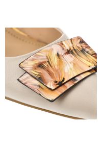 Czółenka damskie S.Barski, slingback ze skóry naturalnej z ozdobną aplikacją dekoracyjnym obcasem i regulowanym paskiem, beżowe, LZ61-2006. Zapięcie: pasek. Kolor: brązowy. Materiał: skóra. Wzór: aplikacja. Obcas: na obcasie. Wysokość obcasa: średni #5