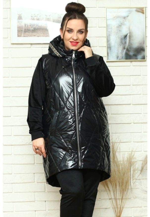 Laura - Bezrękawnik pikowany z lampasem i kapturem IRENA czarny PROMOCJA. Kolekcja: plus size. Kolor: czarny. Materiał: tkanina, poliester, materiał. Długość rękawa: bez rękawów. Długość: długie. Sezon: wiosna