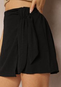 Renee - Czarne Szorty z Gumką w Talii i Lampasami z Falbanką o Asymetrycznym Wykończeniu Laventa. Okazja: na co dzień. Kolor: czarny. Styl: elegancki, casual #4
