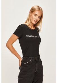 Calvin Klein Jeans - T-shirt J20J207879. Okazja: na co dzień. Kolor: czarny. Materiał: dzianina. Wzór: nadruk. Styl: casual #1