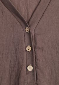 Born2be - Brązowa Wiskozowa Sukienka o Pudełkowym Kroju z Dekoltem V z Guzikami Berborin. Okazja: na co dzień, do pracy. Kolekcja: plus size. Kolor: brązowy. Materiał: wiskoza. Typ sukienki: dla puszystych, proste. Styl: casual, klasyczny #5