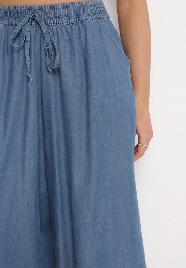 Born2be - Niebieskie Bawełniane Szorty Bermudy o Szerokim Kroju z Ozdobnym Wiązaniem Falpio. Okazja: na co dzień. Kolor: niebieski. Materiał: bawełna. Styl: elegancki, casual