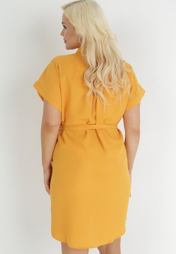 Born2be - Żółta Koszulowa Sukienka z Krótkim Rękawem i Wiązaniem w Pasie Mistie. Kolekcja: plus size. Kolor: żółty. Materiał: materiał. Długość rękawa: krótki rękaw. Wzór: gładki. Sezon: lato, wiosna. Typ sukienki: koszulowe. Długość: midi