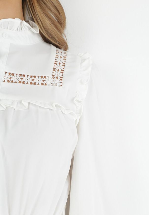 Born2be - Biała Sukienka z Gumką w Pasie Stójką i Ażurową Lamówką Przy Dekolcie Arlett. Typ kołnierza: kołnierzyk stójkowy. Kolor: biały. Wzór: ażurowy. Styl: retro