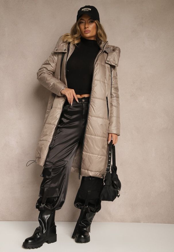 Renee - Ciemnobeżowa Kurtka z Pikowanymi Przeszyciami i Ściągaczami po Bokach Balinne. Okazja: na co dzień, na spacer. Kolor: beżowy. Materiał: jeans. Styl: casual