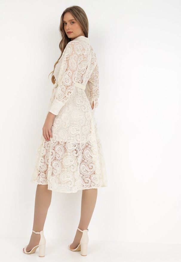 Born2be - Jasnobeżowa Sukienka Eudoreia. Typ kołnierza: kołnierzyk stójkowy. Kolor: beżowy. Wzór: aplikacja, ażurowy. Typ sukienki: rozkloszowane. Materiał: materiał, bawełna, koronka. Długość rękawa: długi rękaw. Sezon: lato. Styl: boho, elegancki. Długość: midi