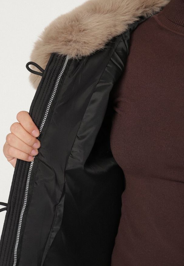 Born2be - Czarna Puchowa Kurtka Pikowana z Futrzanym Kołnierzem Lanivela. Okazja: na co dzień, do pracy, na spotkanie biznesowe. Kolekcja: plus size. Kolor: czarny. Materiał: futro, puch. Styl: casual, biznesowy