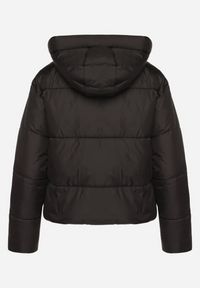 Born2be - Czarna Pikowana Kurtka Puffer z Kapturem Miviera. Okazja: na spacer, na co dzień. Typ kołnierza: kaptur. Kolor: czarny. Materiał: dzianina, jeans. Sezon: zima. Styl: casual #6