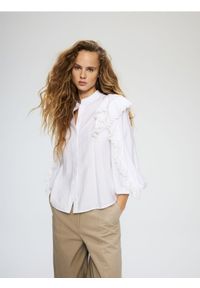 Reserved - Koszula z falbanami - biały. Kolor: biały. Materiał: tkanina, wiskoza #1