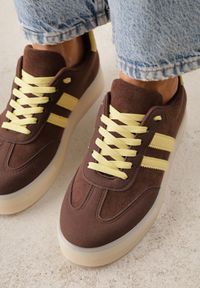 Born2be - Ciemnobrązowe Sneakersy na Kauczukowej Grubej Podeszwie z Paskami po Bokach Ninlili. Okazja: na co dzień. Zapięcie: pasek. Kolor: brązowy. Materiał: kauczuk #8