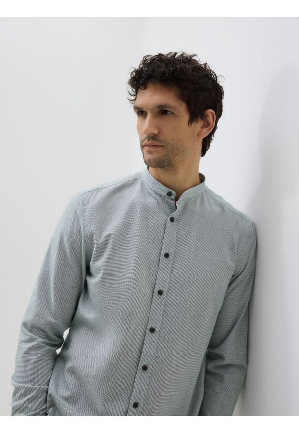 Reserved - Koszula slim fit ze stójką - zielony. Typ kołnierza: kołnierzyk stójkowy. Kolor: zielony. Materiał: bawełna, tkanina