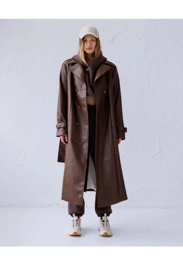 DOLLINA - Brązowy dwurzędowy płaszcz z ekologicznej skóry. Kolor: brązowy. Długość rękawa: długi rękaw. Długość: długie