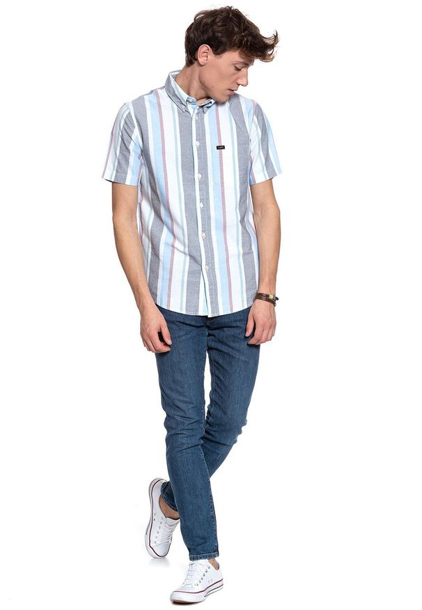 Lee - KOSZULA MĘSKA KRÓTKI RĘKAW LEE BUTTON DOWN SS DIPPED BLUE L886NULA 112123685. Typ kołnierza: button down. Materiał: materiał. Długość rękawa: krótki rękaw. Długość: krótkie. Wzór: kolorowy, paski