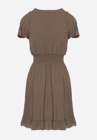 Born2be - Ciemnozielona Bawełniana Sukienka z Gumkami w Talii z Kopertowym Dekoltem i Falbankami Lolana. Typ kołnierza: kołnierz z falbankami. Kolor: brązowy. Materiał: bawełna. Długość rękawa: krótki rękaw. Typ sukienki: kopertowe #3