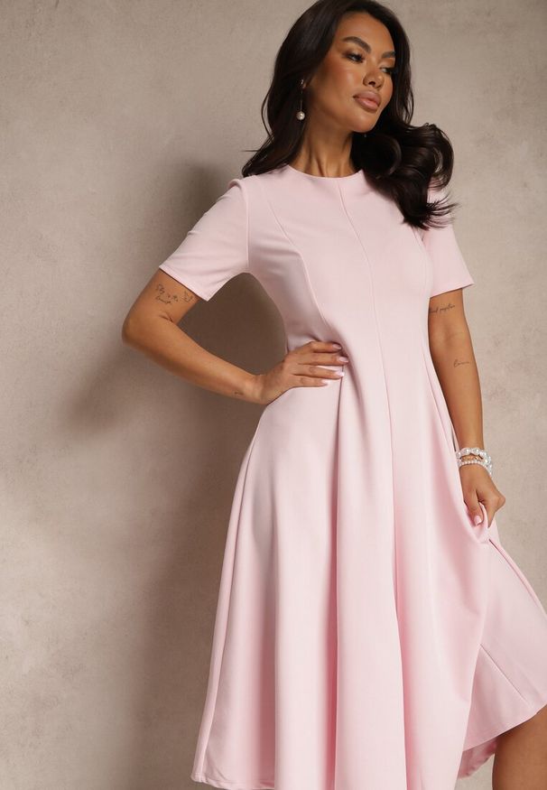 Renee - Różowa Sukienka Rozkloszowana o Taliowanym Fasonie Telaswena. Okazja: na co dzień. Kolor: różowy. Styl: elegancki, casual