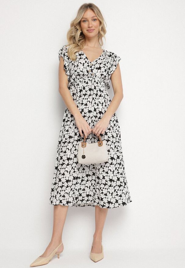 Born2be - Czarna Bawełniana Sukienka w Kwiatki o Rozkloszowanym Kroju z Gumką Alanilia. Okazja: na co dzień. Typ kołnierza: dekolt w kształcie V. Kolor: czarny. Wzór: kwiaty. Typ sukienki: rozkloszowane. Materiał: bawełna. Długość rękawa: krótki rękaw. Sezon: wiosna, lato. Styl: elegancki, casual