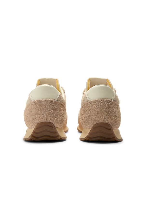 Buty unisex New Balance U471PSC – beżowe. Okazja: na co dzień, na spacer, na spotkanie biznesowe. Kolor: beżowy. Materiał: syntetyk, materiał, jeans, zamsz. Szerokość cholewki: normalna. Wzór: jodełka, gładki. Sezon: lato. Sport: turystyka piesza