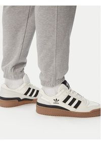 Adidas - adidas Spodnie dresowe Trefoil Essentials French Terry KT2456 Szary Regular Fit. Kolor: szary. Materiał: bawełna #4