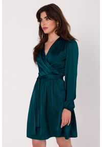 MOE - Rozkloszowana Sukienka o Kopertowym Kroju z Satyny - Zielona. Kolor: zielony. Materiał: satyna. Typ sukienki: kopertowe