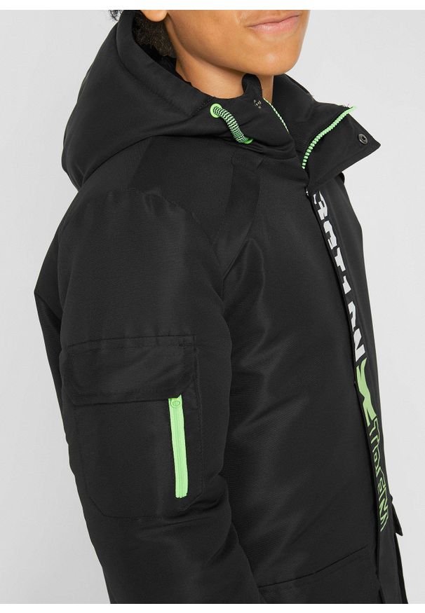 bonprix - Kurtka zimowa z kapturem i sportowymi detalami. Typ kołnierza: kaptur. Kolor: czarny. Wzór: nadruk, napisy. Sezon: zima. Styl: sportowy