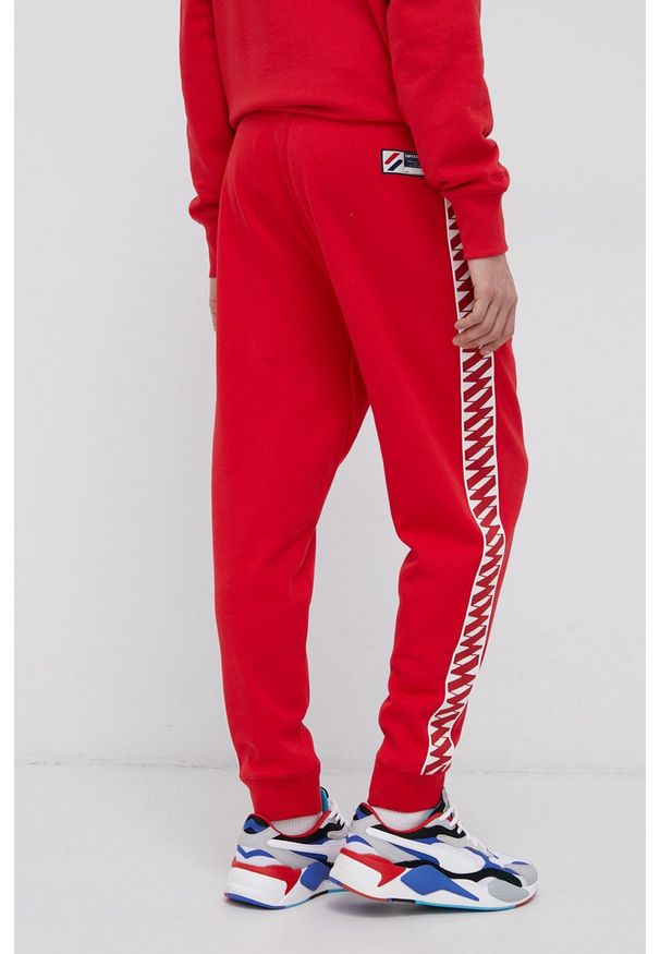 Superdry Spodnie męskie kolor czerwony gładkie. Kolor: czerwony. Materiał: dzianina. Wzór: gładki