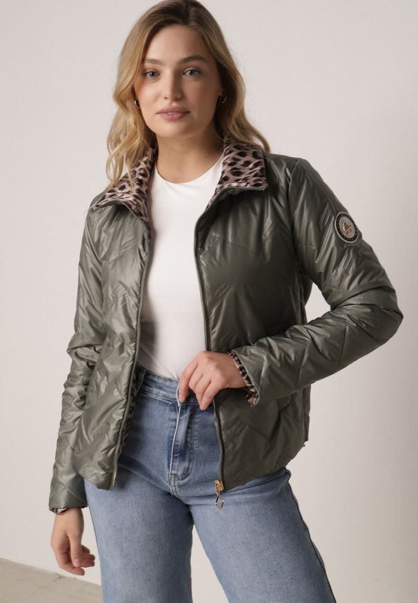 Born2be - Zielona Dwustronna Kurtka Pikowana Ozdobiona Naszywką i Panterką Nemopis. Okazja: na co dzień. Kolor: zielony. Materiał: jeans. Wzór: motyw zwierzęcy, aplikacja. Styl: casual