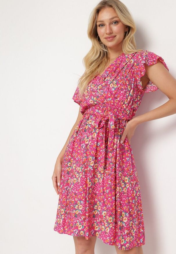 Born2be - Różowa Wiskozowa Kopertowa Sukienka Wiązana Materiałowym Sznurkiem z Gumką w Talii Zanlea. Typ kołnierza: dekolt w kształcie V. Kolor: różowy. Materiał: materiał, wiskoza. Długość rękawa: krótki rękaw. Sezon: lato. Typ sukienki: kopertowe