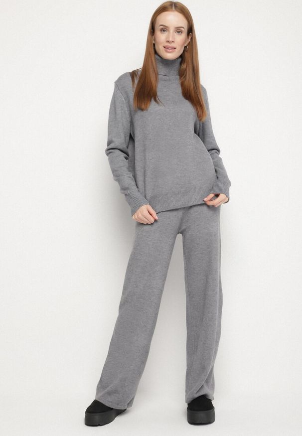Born2be - Ciemnoszary Dzianinowy Komplet z Wełną i Bawełną Spodnie i Sweter z Golfem Errele. Kolor: szary. Materiał: dzianina, wełna, bawełna