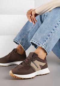 Born2be - Brązowe Sneakersy z Geometrycznym Wzorem Rilestra. Okazja: na co dzień, na spacer. Kolor: brązowy. Materiał: jeans. Wzór: geometria. Sport: turystyka piesza