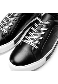 Wittchen - Męskie sneakersy skórzane z perforacjami czarno-białe. Okazja: na co dzień. Kolor: czarny, biały, wielokolorowy. Materiał: skóra. Wzór: gładki. Sezon: lato #5