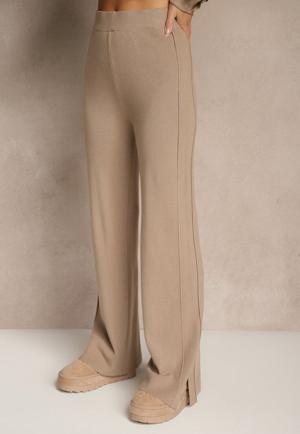 Renee - Beżowy Komplet z Dzianiny z Wiskozą Spodnie i Sweter z Ozdobnymi Guzikami Unarea. Kolor: beżowy. Materiał: dzianina, wiskoza. Wzór: aplikacja