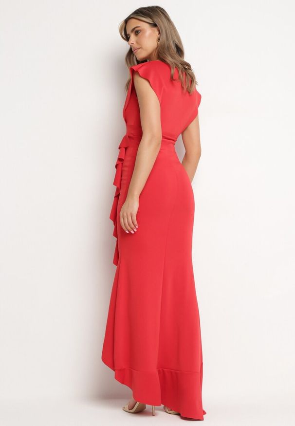 Born2be - Czerwona Asymetryczna Sukienka z Dekoltem V i Ozdobną Falbaną Efiola. Okazja: na co dzień. Typ kołnierza: dekolt w kształcie V. Kolor: czerwony. Typ sukienki: asymetryczne. Styl: casual, elegancki