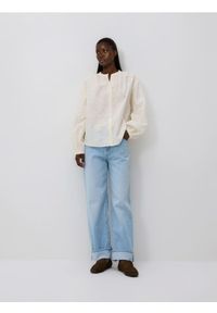 Reserved - Koszula z haftowanym wzorem - złamana biel. Materiał: bawełna. Wzór: haft