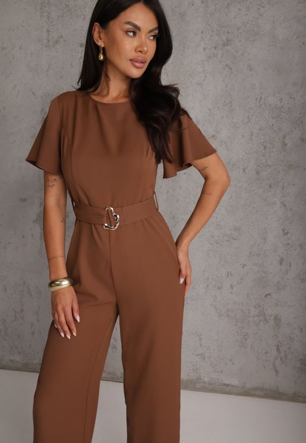 Renee - Brązowy Kombinezon VICES Ozdobiony Paskiem i Klamrą o Nieregularnym Kształcie Metilaeno. Kolor: brązowy. Wzór: aplikacja