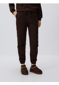 Reserved - Dzianinowe spodnie - ciemnobrązowy. Kolor: brązowy. Materiał: dzianina #1