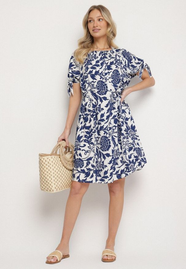 Born2be - Niebieska Bawełniana Sukienka w Ornamentalne Rośliny z Wiązaniem Przy Rękawach Tosvena. Okazja: na co dzień, na spacer, na imprezę. Kolor: niebieski. Materiał: bawełna. Styl: elegancki, casual