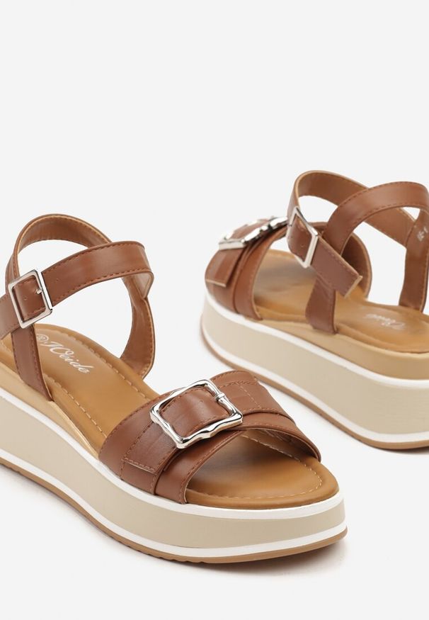 Renee - Brązowe Sandały na Koturnie Zdobione Metaliczną Klamerką Zielle. Okazja: na co dzień. Zapięcie: klamry. Kolor: brązowy. Wzór: aplikacja. Sezon: lato. Obcas: na koturnie. Styl: casual, elegancki