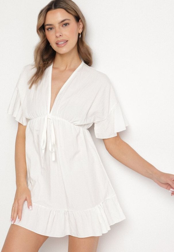 Born2be - Biała Nietoperzowa Sukienka z Wiskozą o Rozkloszowanym Kroju z Falbanką Tullimi. Okazja: na co dzień. Typ kołnierza: dekolt w kształcie V. Kolor: biały. Materiał: wiskoza. Styl: casual, elegancki