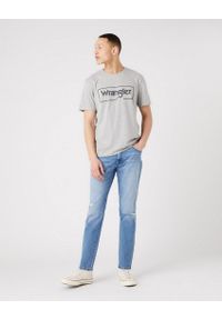 Wrangler - WRANGLER FRAME LOGO TEE MĘSKI T-SHIRT KOSZULKA NADRUK MID GREY W70JD3X37 112320767. Okazja: na co dzień. Materiał: wiskoza, bawełna, materiał, skóra, tkanina, jeans. Wzór: nadruk. Sezon: lato. Styl: klasyczny, elegancki, sportowy, casual #4