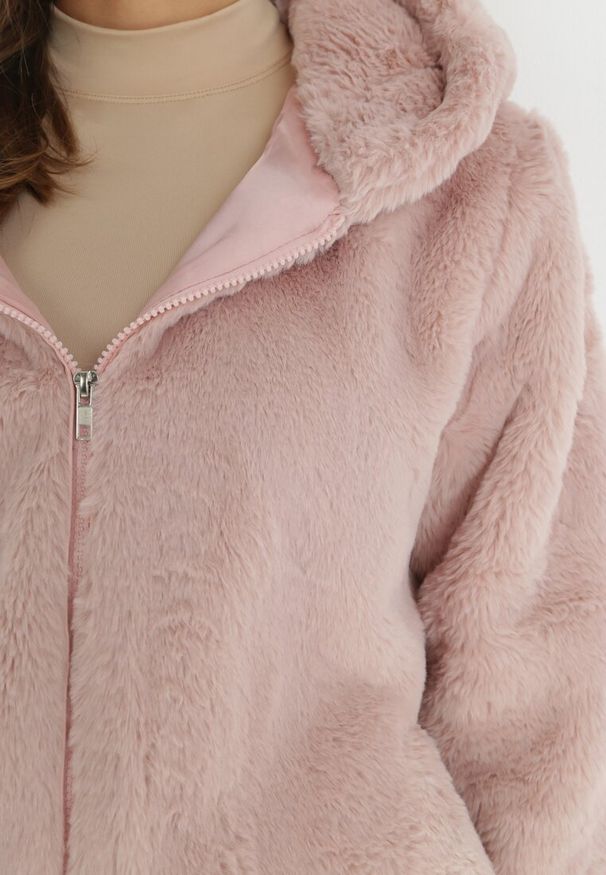 Born2be - Jasnoróżowa Kurtka Futerko Teddy Oversize Denon. Typ kołnierza: kaptur. Kolor: różowy. Materiał: futro. Sezon: zima, jesień