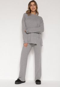 Born2be - Ciemnoszary Komplet z Bawełną i Wełną Sweter z Guzikami i Proste Spodnie Reisadia. Kolor: szary. Materiał: wełna, bawełna #1