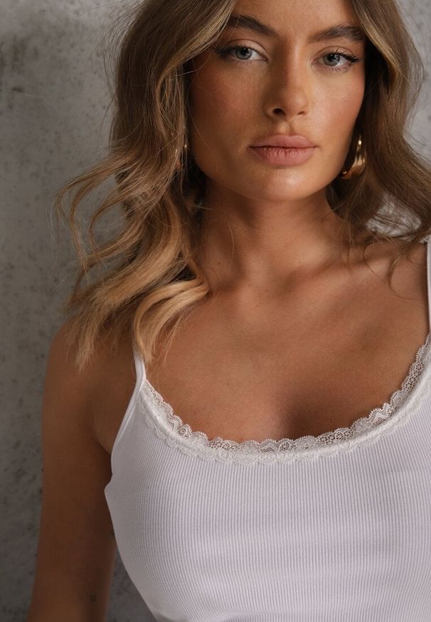 Renee - Biały Bieliźniany Top z Bawełny z Koronką na Regulowanych Ramiączkach Beralisse. Kolor: biały. Materiał: bawełna, koronka. Długość rękawa: na ramiączkach. Wzór: koronka. Sezon: zima, wiosna, lato