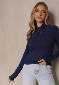 Renee - Granatowa Bluzka z Marszczeniem Przy Zabudowanym Dekolcie Nivana. Okazja: na co dzień. Kolor: niebieski. Materiał: wiskoza, jeans. Styl: klasyczny, casual, elegancki