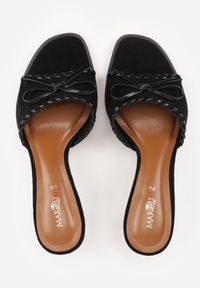 Renee - Czarne Klapki Peep Toe na Szpilce Zdobione Przeszyciami i Kokardką Charvienne. Okazja: na co dzień. Nosek buta: otwarty. Kolor: czarny. Wzór: aplikacja. Sezon: lato. Obcas: na szpilce. Styl: casual, retro, elegancki #5