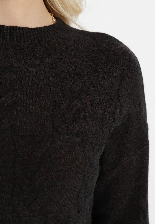 Born2be - Czarny Sweter o Warkoczowym Splocie z Okrągłym Dekoltem Selinera. Kolor: czarny. Materiał: dzianina. Wzór: ze splotem. Styl: klasyczny
