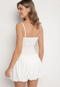 Born2be - Biała Sukienka Bombka na Cienkich Ramiączkach z Kokardą i Cyrkoniami Paliandria. Okazja: na imprezę. Typ kołnierza: kokarda. Kolor: biały. Długość rękawa: na ramiączkach. Wzór: aplikacja. Sezon: lato. Typ sukienki: bombki. Styl: elegancki #3